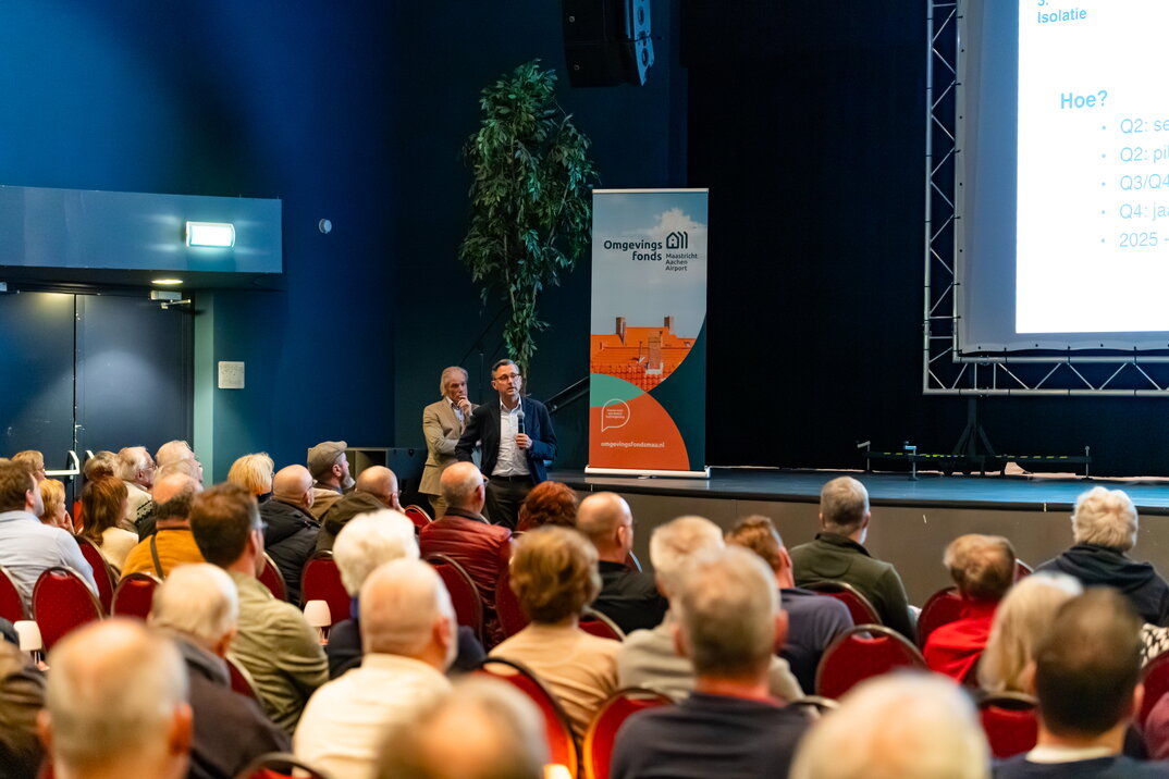 Ernest presenteert het fonds aan bewoners in Beek