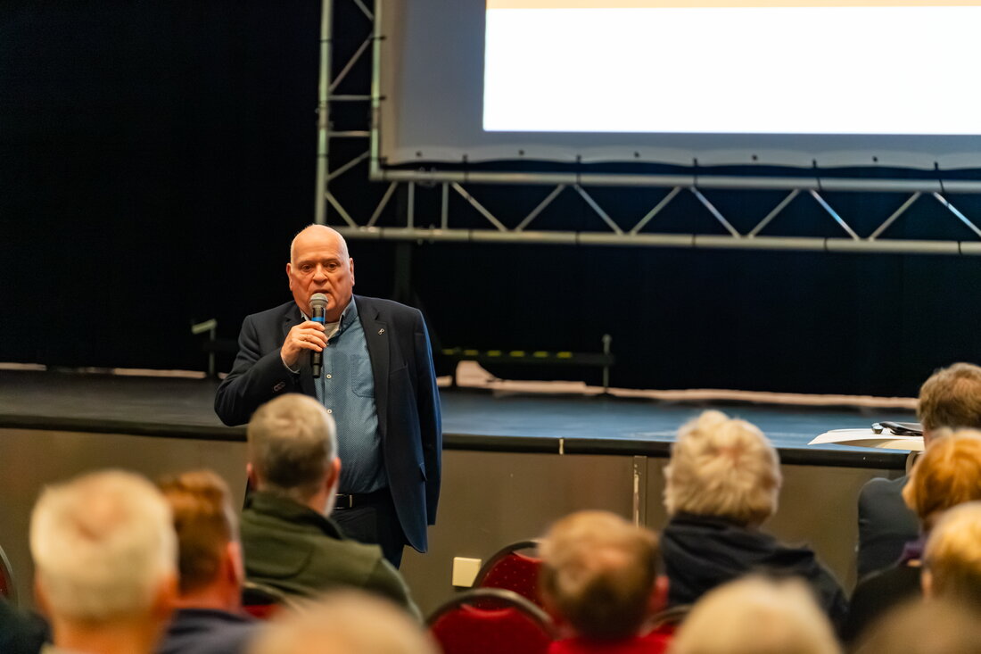 Hub Meijers tijdens de eerste bewonersavond in Beek