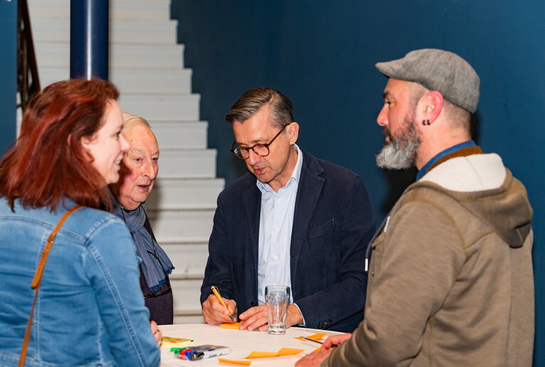 Bewoners in gesprek met Ernest tijdens de bewonersavond Beek