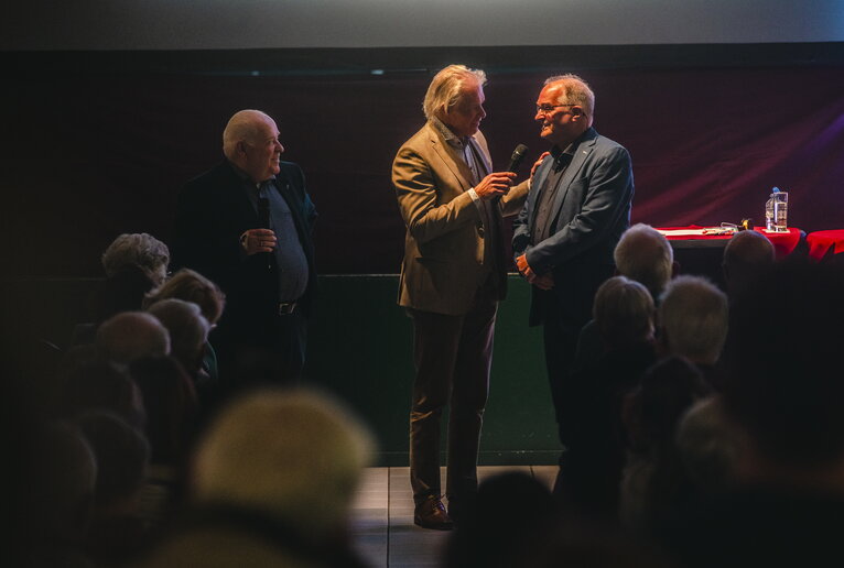 Hub Meijers, Arie de Zeeuw en Lou Wanten tijdens de bewonersavond in Meerssen