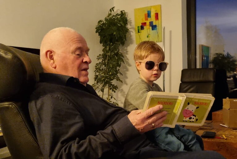 Hub Meijers met zijn oudste kleinzoon
