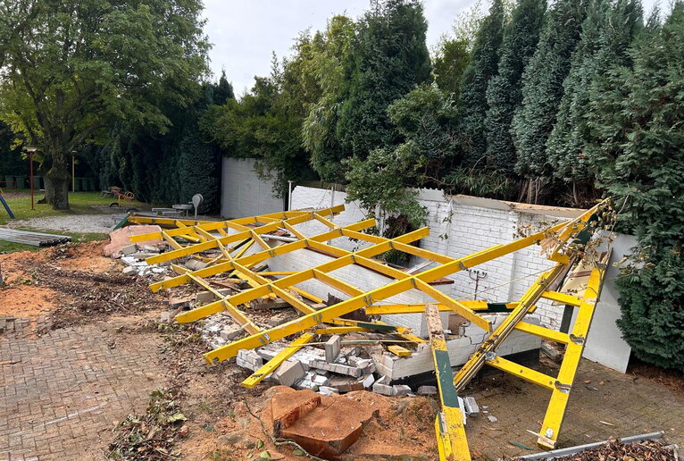 Het oude speeltuingebouw van speeltuin Sint Joseph in Meerssen wordt gesloopt