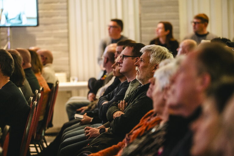 Bezoekers luisteren naar de presentatie tijdens de bewonersavond in Meerssen