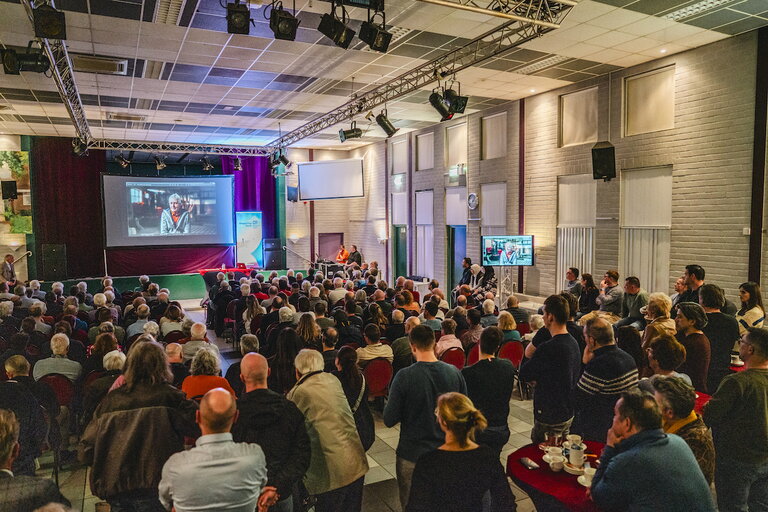 Zicht vanuit de achterkant van de zaal op het scherm in De Stip in Meerssen