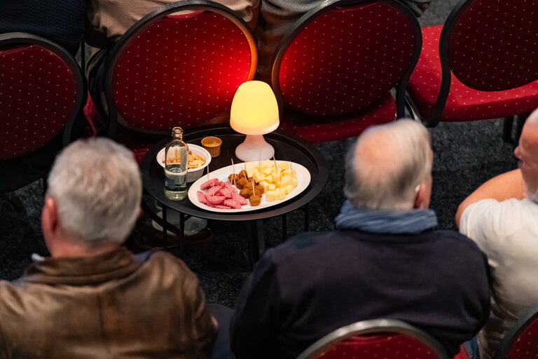 Hapjes tijdens de bewonersavond in Beek