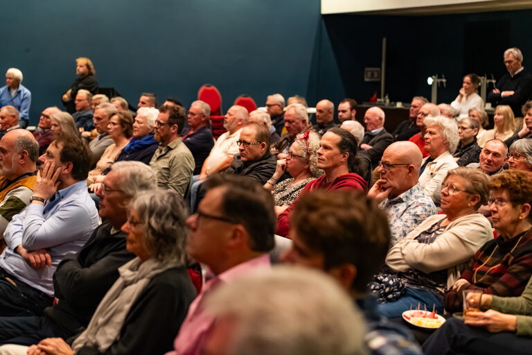 Bezoekers tijdens de bewonersavond in Beek