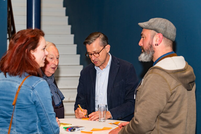 Bewoners in gesprek met Ernest tijdens de bewonersavond Beek