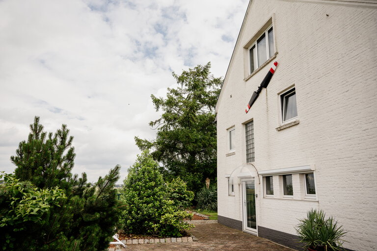 De woning van de familie Huizinga met op de gevel een zwart-wit-rode rotor