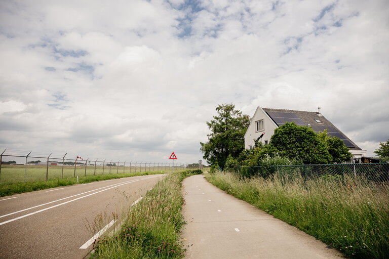 Het huis van de familie Huizinga, met links de luchthaven