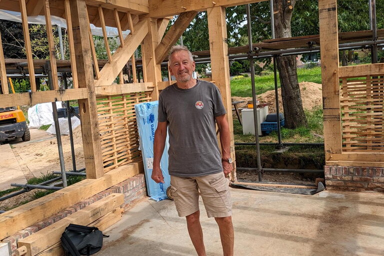 Jan Bijen bij de ontmoetingsruimte van Dorpsgaard in Genhout, een project van Coöperatie Burgerinitiatief Genhout