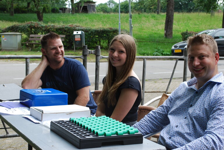 Penningverkoop tijdens de BBQ van Buurtvereniging Geverik