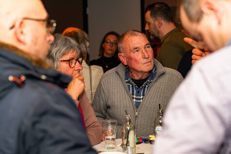 Bewoners in gesprek aan een van de thematafels tijdens de bewonersavond in Beek